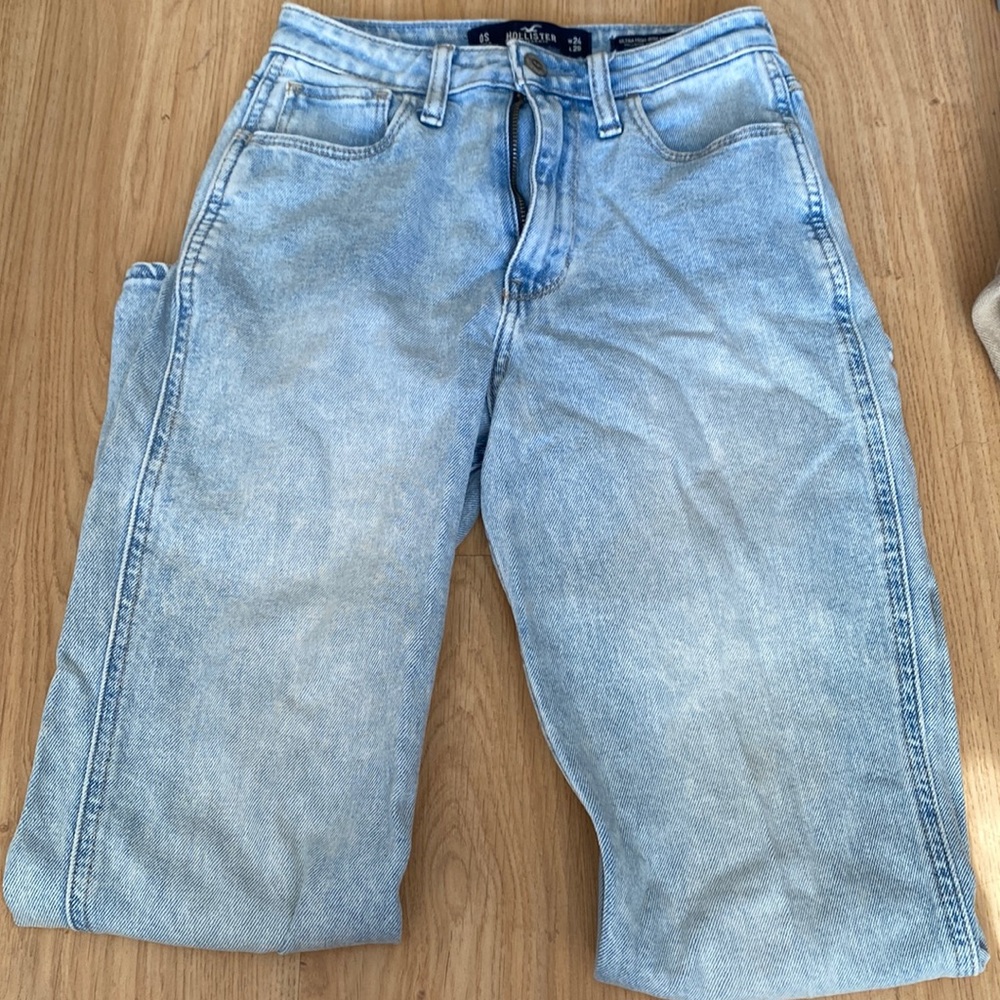 woman’s hollister jeans